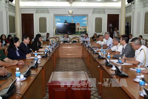 ผู้บริหารนครโฮจิมินห์ให้การต้อนรับผู้บัญชาการกองทัพเรือภาคพื้นแปซิฟิกของสหรัฐ